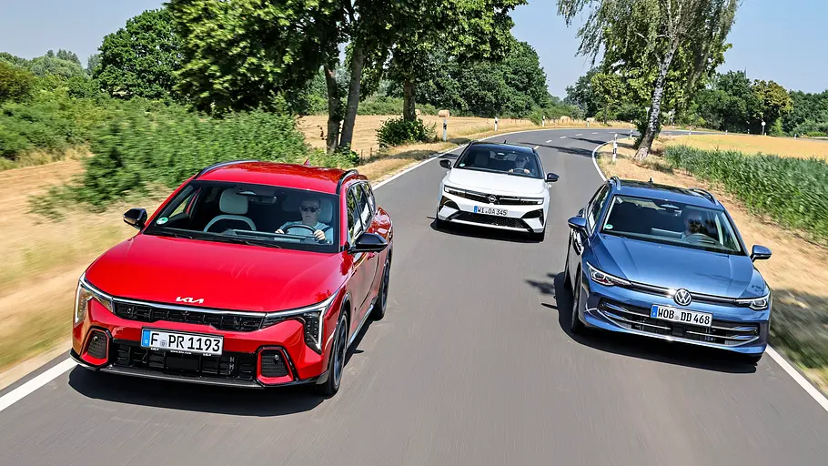 Kia K4 Sportswagon, Opel Astra Sports Tourer und VW Golf Variant auf einer Landstraße nebeneinander fahrend von vorne fotografiert.
