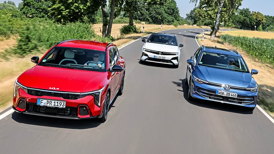 Kia K4 Sportswagon, Opel Astra Sports Tourer und VW Golf Variant auf einer Landstraße nebeneinander fahrend von vorne fotografiert.