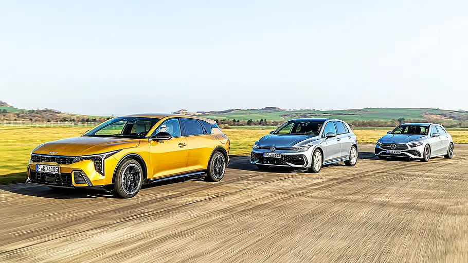 Blick von schräg vorne auf die drei hintereinander  fahrenden Kompakten Kia K4, VW Golf und Mercedes A-Klasse.