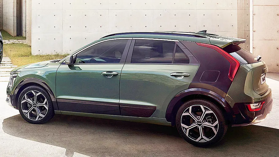 Kia Niro (2022) Der Kia Niro von schräg hinten fotografiert.