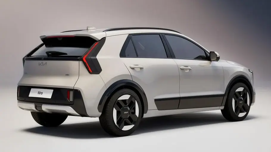 Kia Niro Facelift Das Kia Niro Facelift von schräg hinten fotografiert.