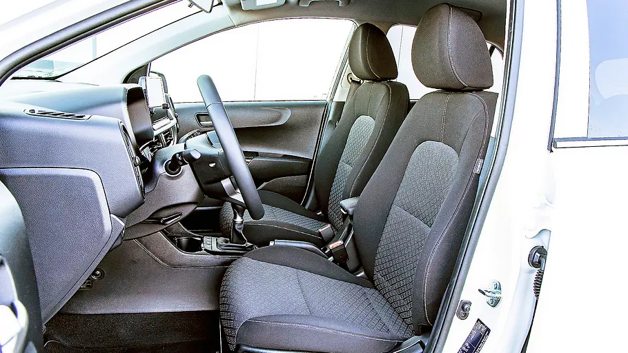 Blick auf die Vordersitze im Innenraum des Kia Picanto.