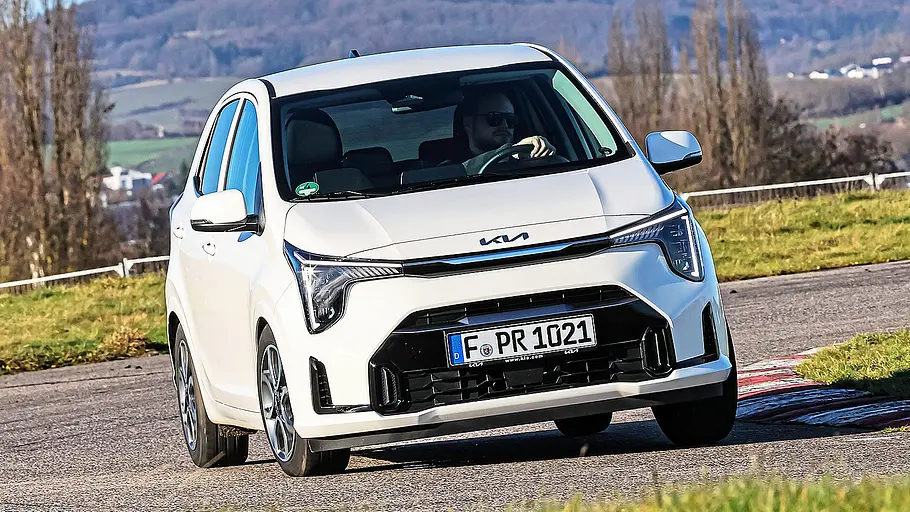 Blick von vorne auf den fahrenden Kia Picanto.