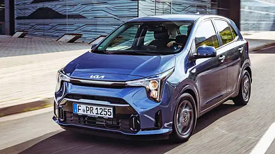 Kia Picanto Facelift (2024); fahrend; Außenansicht; Frontansicht - Foto: Kia