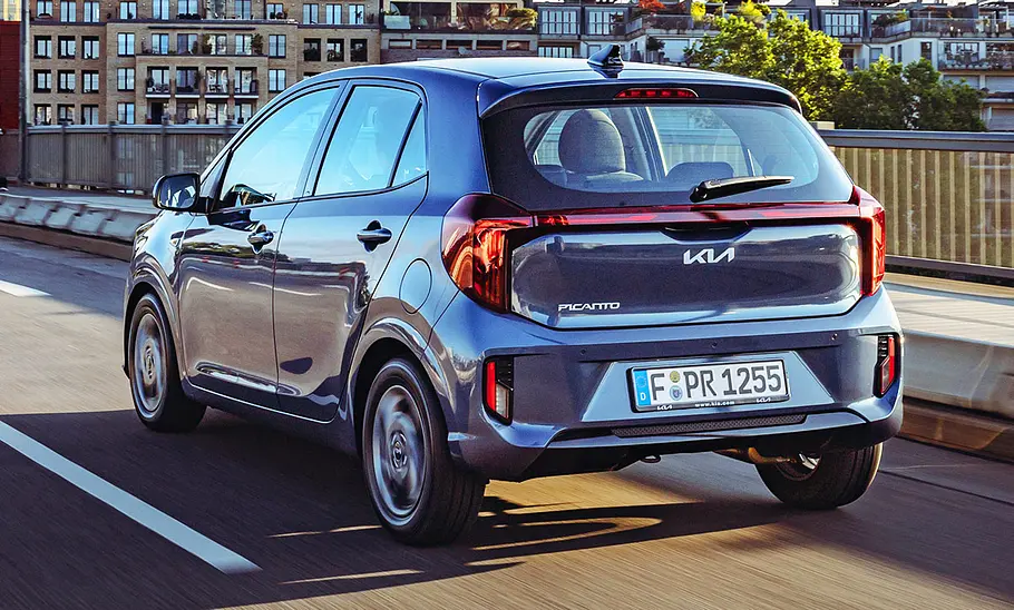 Kia Picanto Facelift (2024); fahrend; Außenansicht; Heckansicht