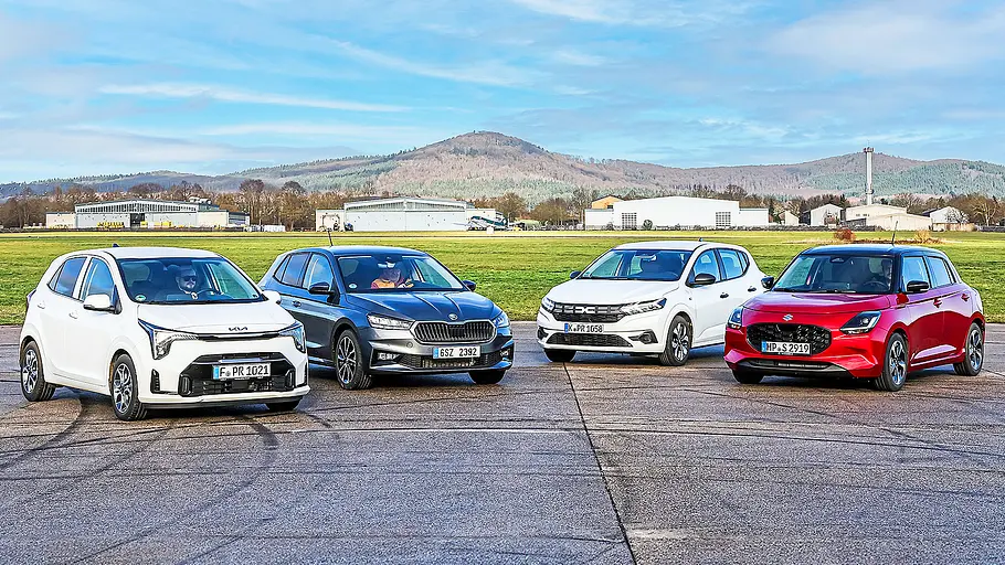 Bick von schräg vorne auf die vier Kleinwagen Kia Picanto, Skoda Fabia, Dacia Sandero und Suzuki Swift.