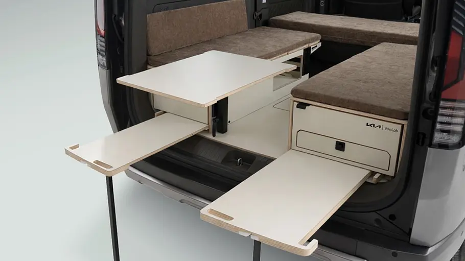 Die ausziehbaren Tische der VanLab-Campingbox im Kia PV5.