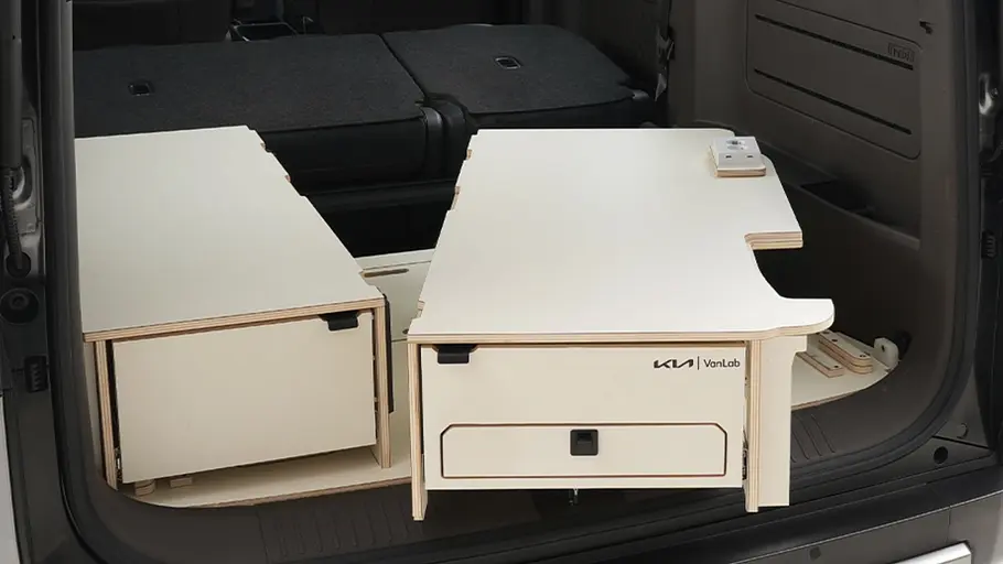 Die VanLab-Campingbox zum Teil herausgenommen im Heck des Kia PV5.