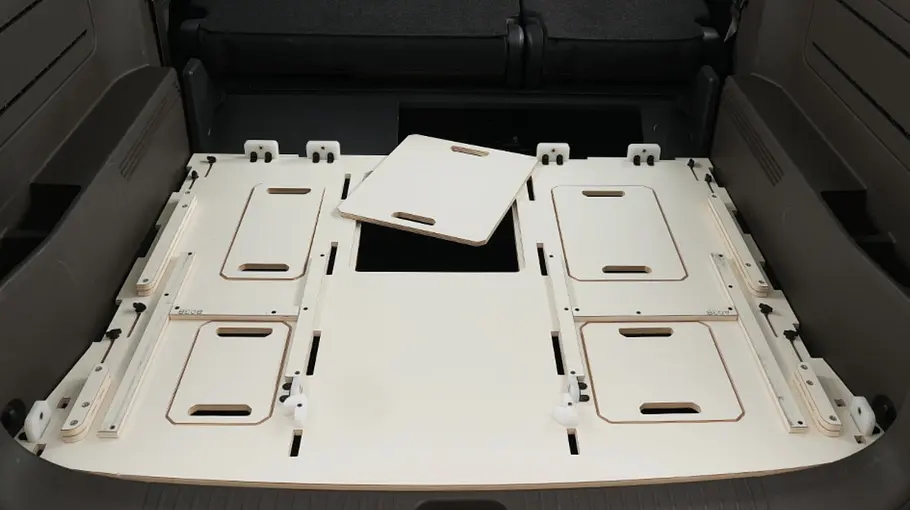Die Halterung de VanLab-Campingbox auf dem Kofferraumboden des Kia PV5.