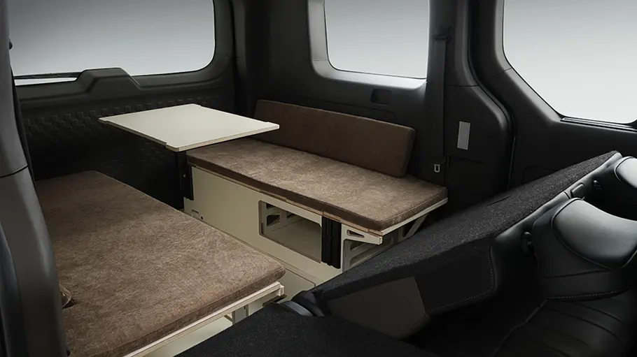 Die Sitzgruppe der VanLab-Campingbox im Innenraum des Kia PV5.