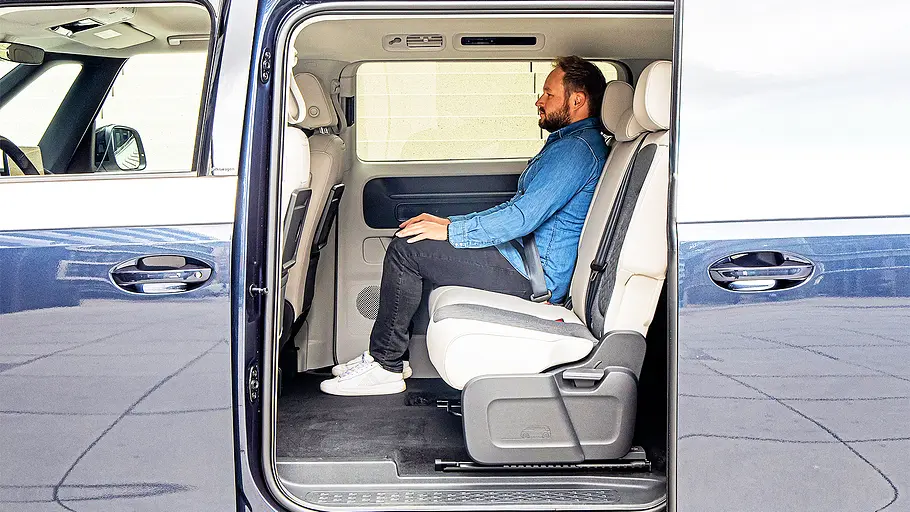 Blick durch die geöffnete Seitentür in den Fondbereich des VW ID. Buzz.