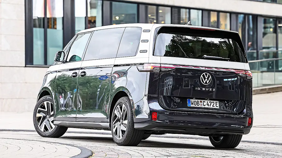 Blick von schräg hinten auf den VW ID. Buzz.
