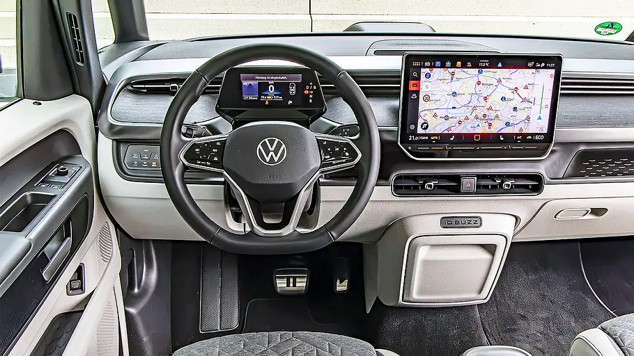 Blick auf die Armaturen im Innenraum des VW ID. Buzz.
