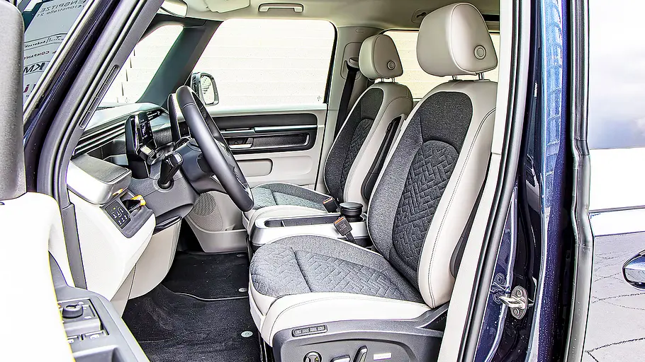 Blick auf die Vordersitze im Innenraum des VW ID. Buzz.