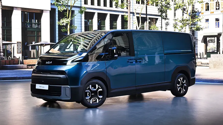 Kia PV7 Cargo Der Kia PV7 Cargo vor Studiokulisse statisch von schräg vorne links.