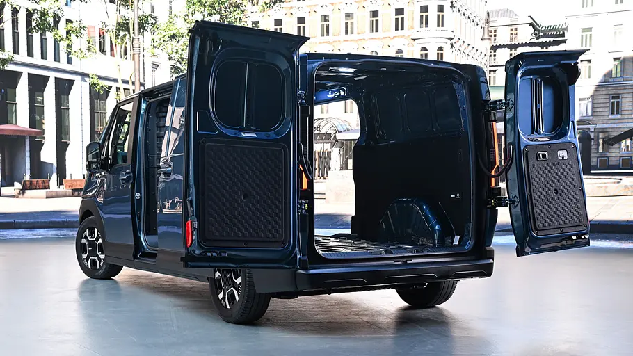 Kia PV7 Cargo Der Kia PV7 Cargo vor Studiokulisse statisch von schräg hinten links mit geöffneten Hecktüren.