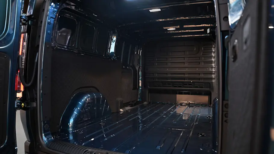 Kia PV7 Cargo Der Laderaum des Kia PV7 Cargo durch die geöffneten Hecktüren.
