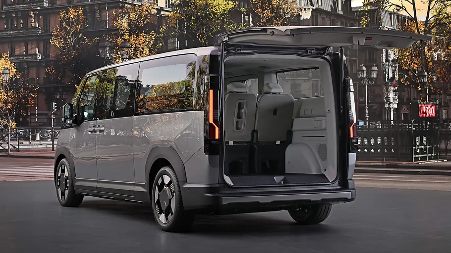 Kia PV7 Passenger Der Kia PV7 Passenger vor Studiokulisse statisch von schräg hinten links mit geöffneter Heckklappe.