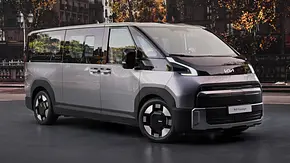 Der Kia PV7 Passenger vor Studiokulisse statisch von schräg vorne rechts. - Foto: Kia Der Kia PV7 Passenger vor Studiokulisse statisch von schräg vorne rechts. - Foto: Kia