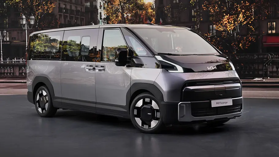 Kia PV7 Passenger Der Kia PV7 Passenger vor Studiokulisse statisch von schräg vorne rechts.