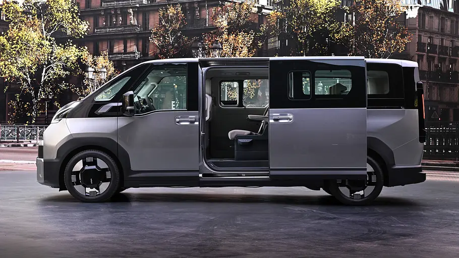 Kia PV7 Passenger Der Kia PV7 Passenger vor Studiokulisse statisch in der Seitenansicht von links mit geöffneter Schiebetüre.
