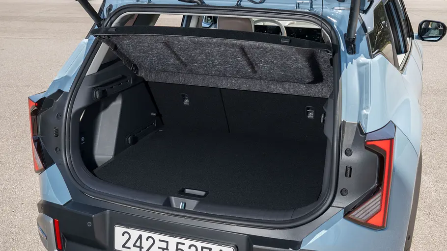 Kia Seltos Der Kofferraum des Kia Seltos fotografiert durch die offene Heckklappe.