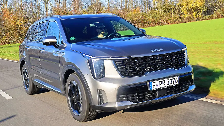 Blick von schräg vorne auf den fahrenden Kia Sorento.