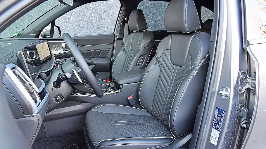 Blick auf die Vordersitze im Innenraum des Kia Sorento.