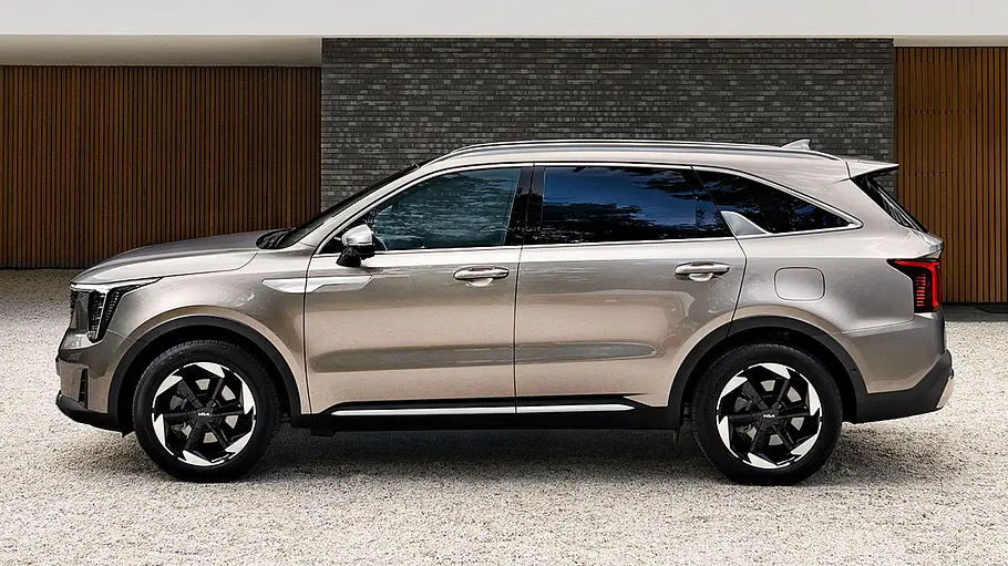 Das Kia Sorento Facelift stehend von der Seite links.