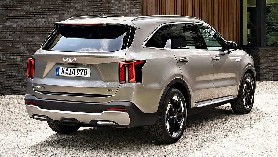 Das Kia Sorento Facelift stehend von schräg hinten rechts.