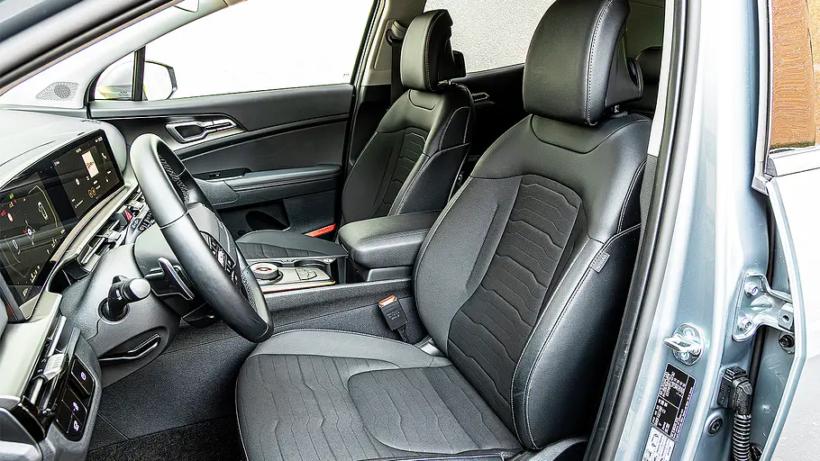 Blick auf die Vordersitze im Innenraum des Kia Sportage.
