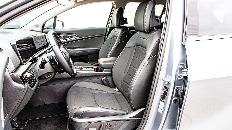 Kia Sportage Blick auf die Vordersitze im Innenraum des Kia Sportage.