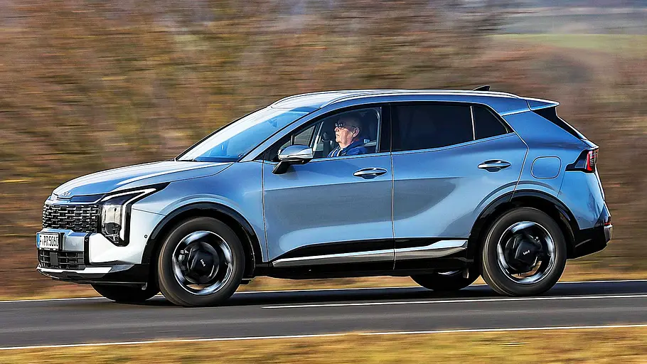 Kia Sportage Blick von der Seite auf den fahrenden Kia Sportage.