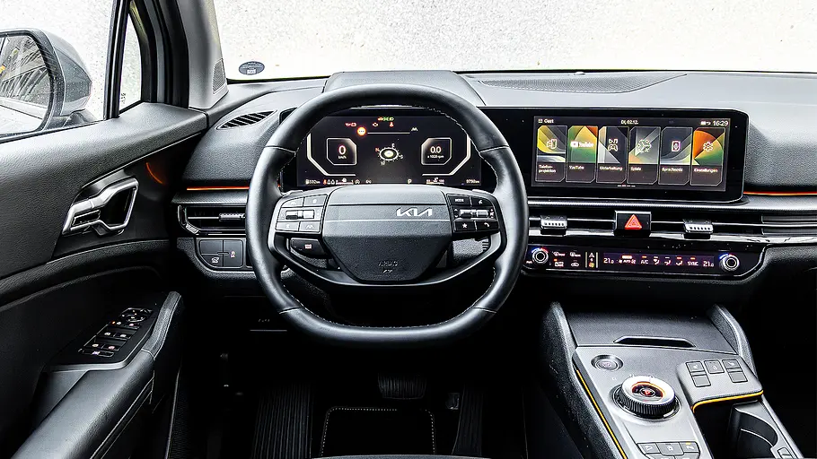 Blick auf die Armaturen im Innenraum des Kia Sportage.