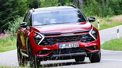 Kia Sportage 1.6 T-GDI 48V AWD; fahrend, schräg vorne - Foto: Wolfgang Groeger-Meier