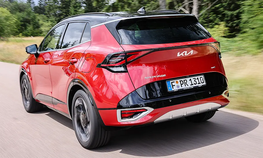 Kia Sportage 1.6 T-GDI 48V AWD; fahrend, schräg hinten