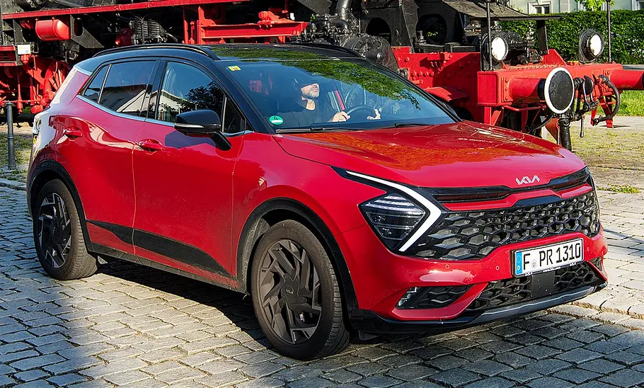 Kia Sportage 1.6 T-GDI 48V AWD; stehend, schräg vorne