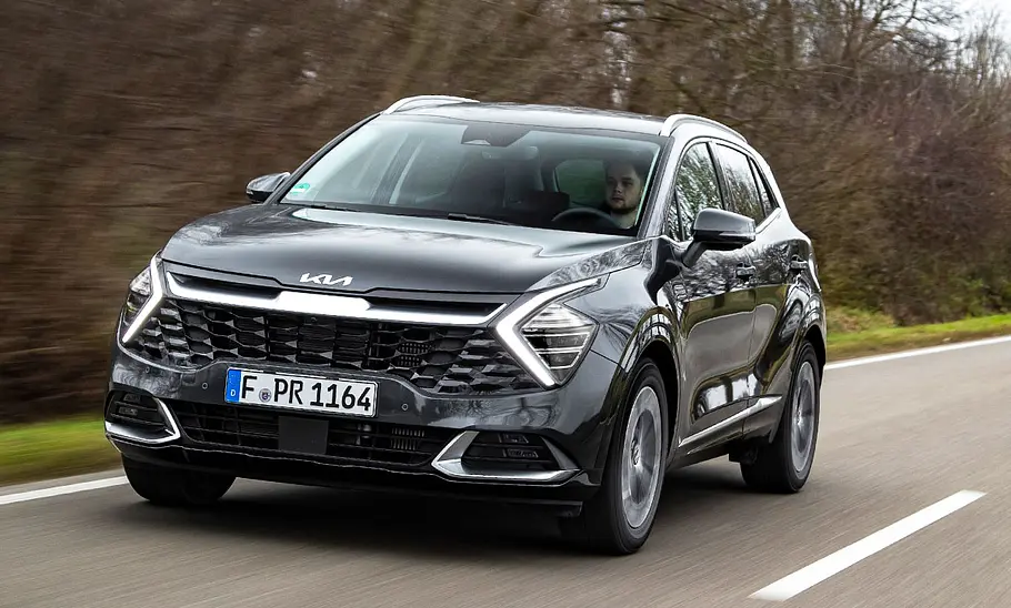 Der Kia Sportage Ultimate Edition fahrend von schräg vorne.