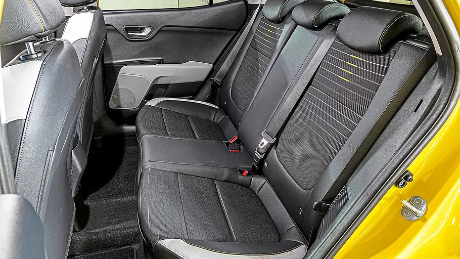 Kia Stonic (2020) Blick auf die Fondsitze im Innenraum des Kia Stonic (2020).