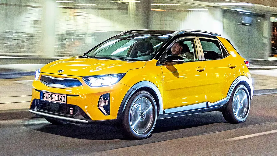 Kia Stonic (2020) Blick von schräg vorne auf den fahrenden Kia Stonic (2020).