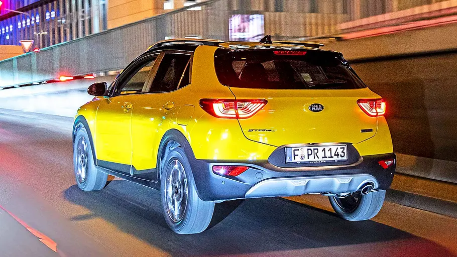 Kia Stonic (2020) Blick von schräg hinten auf den Kia Stonic (2020).