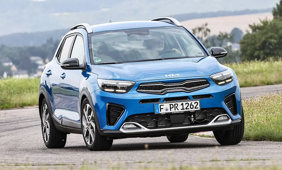 Kia Stonic (2020) Der Kia Stonic (2020) fährt auf der Landstraße; von schräg vorne fotografiert.