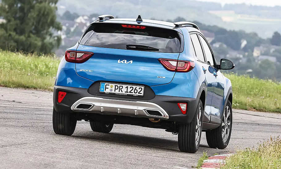Kia Stonic (2020) Der Kia Stonic (2020) fährt auf der Landstraße; von schräg hinten fotografiert.