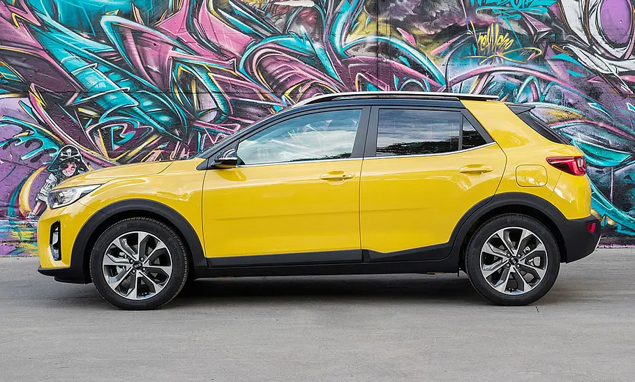Kia Stonic (2017) Der Kia Stonic (2017) von der Seite vorne fotografiert.