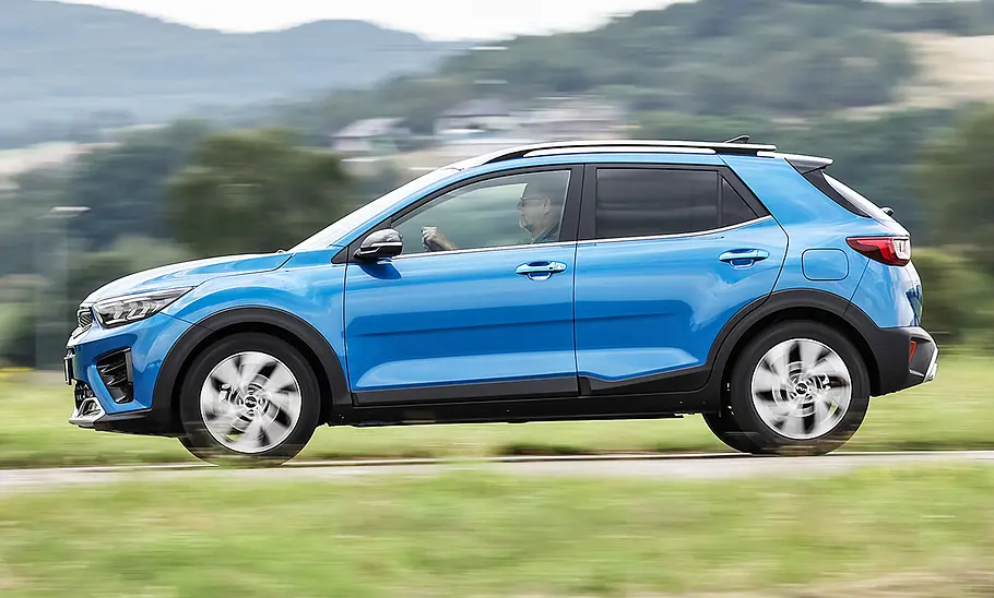 Kia Stonic (2020) Der Kia Stonic (2020) fährt auf der Landstraße; von der Seite fotografiert.