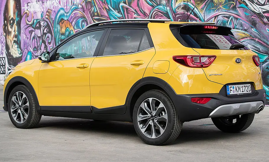 Kia Stonic (2017) Der Kia Stonic (2017) von schräg hinten fotografiert.