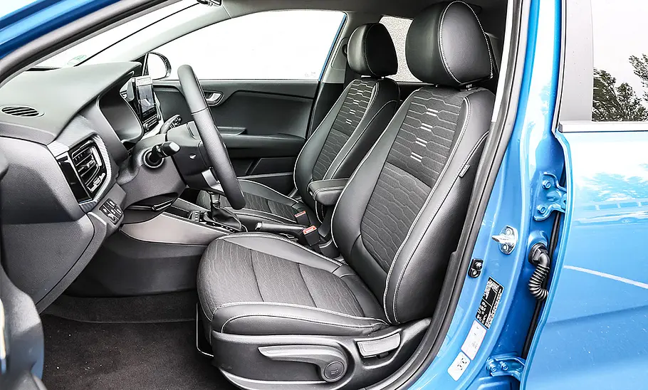 Kia Stonic (2020) Die Vordersitze des Kia Stonic (2020).