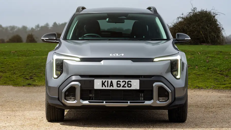 Kia Stonic Facelift Kia Stonic (2026) steht auf einem Schotterplatz, Ansicht von vorne.