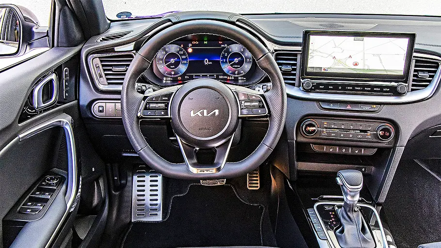 Blick auf die Armaturen im Innenraum des Kia XCeed.