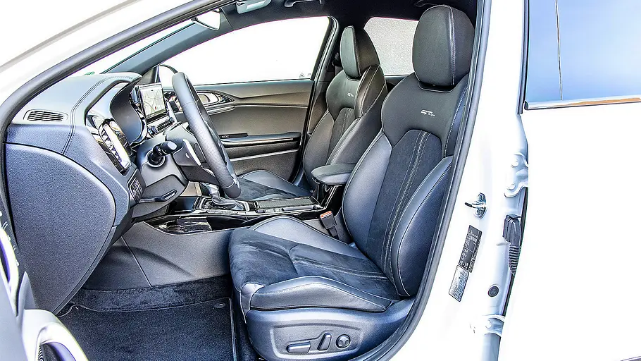 Blick auf die Vordersitze im Innenraum des Kia XCeed.